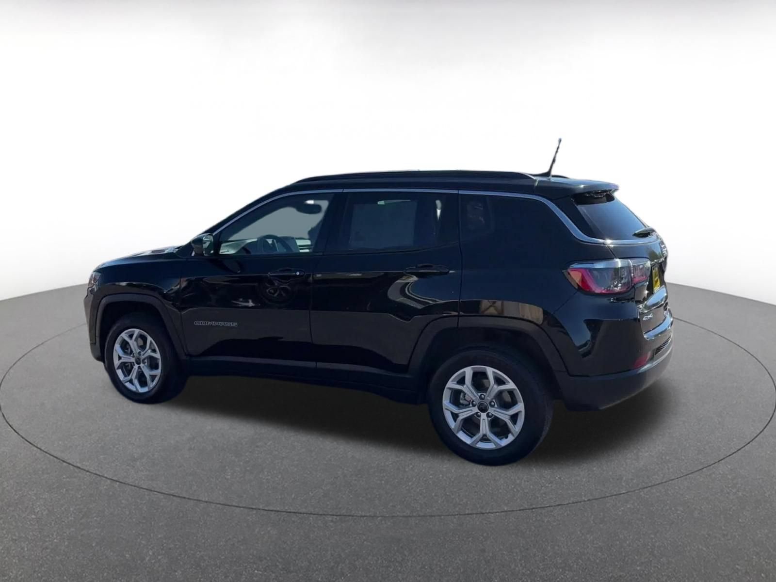 Used 2025 Jeep Compass Latitude AWD/4WD image 9