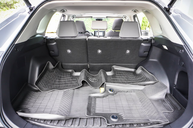 Used 2022 Toyota RAV4 XLE w/ Convenience Package FWD image 17