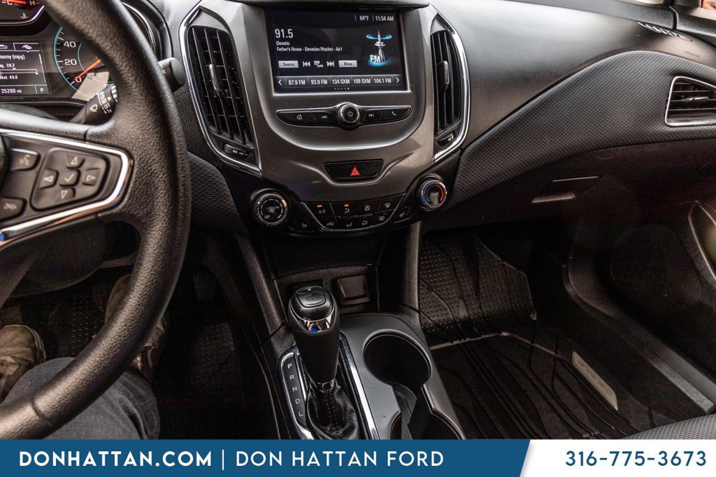 Used 2018 Chevrolet Cruze LT w/ Convenience Package FWD image 8