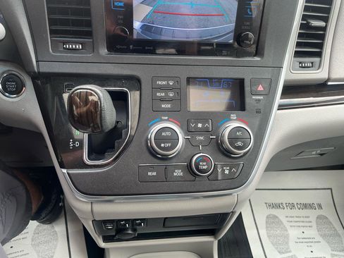 Used 2017 Toyota Sienna XLE w/ XLE Navigation Package FWD image 20