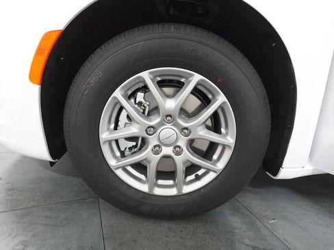 New 2027 Chrysler Pacifica Select FWD image 31