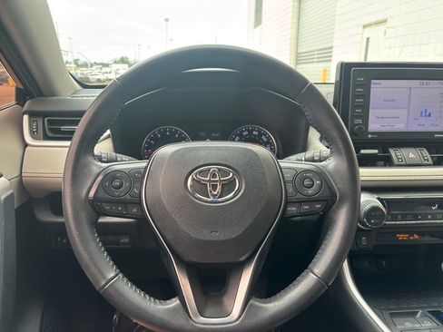 Used 2021 Toyota RAV4 XLE Premium image 19