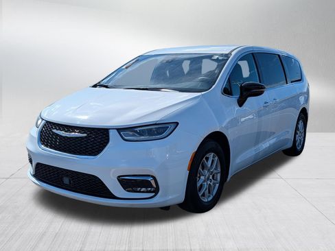 Used 2025 Chrysler Pacifica Select FWD image 3