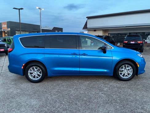 New 2026 Chrysler Pacifica Select image 6