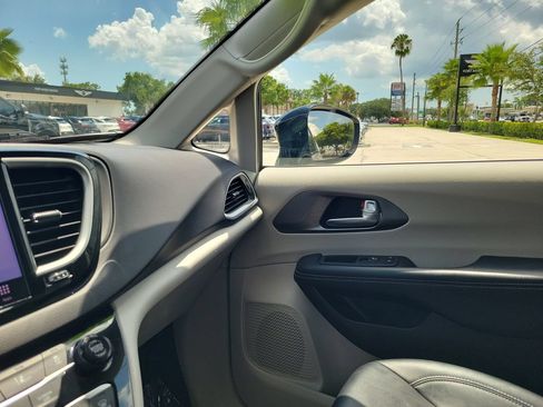 Used 2024 Chrysler Pacifica Touring-L FWD image 31