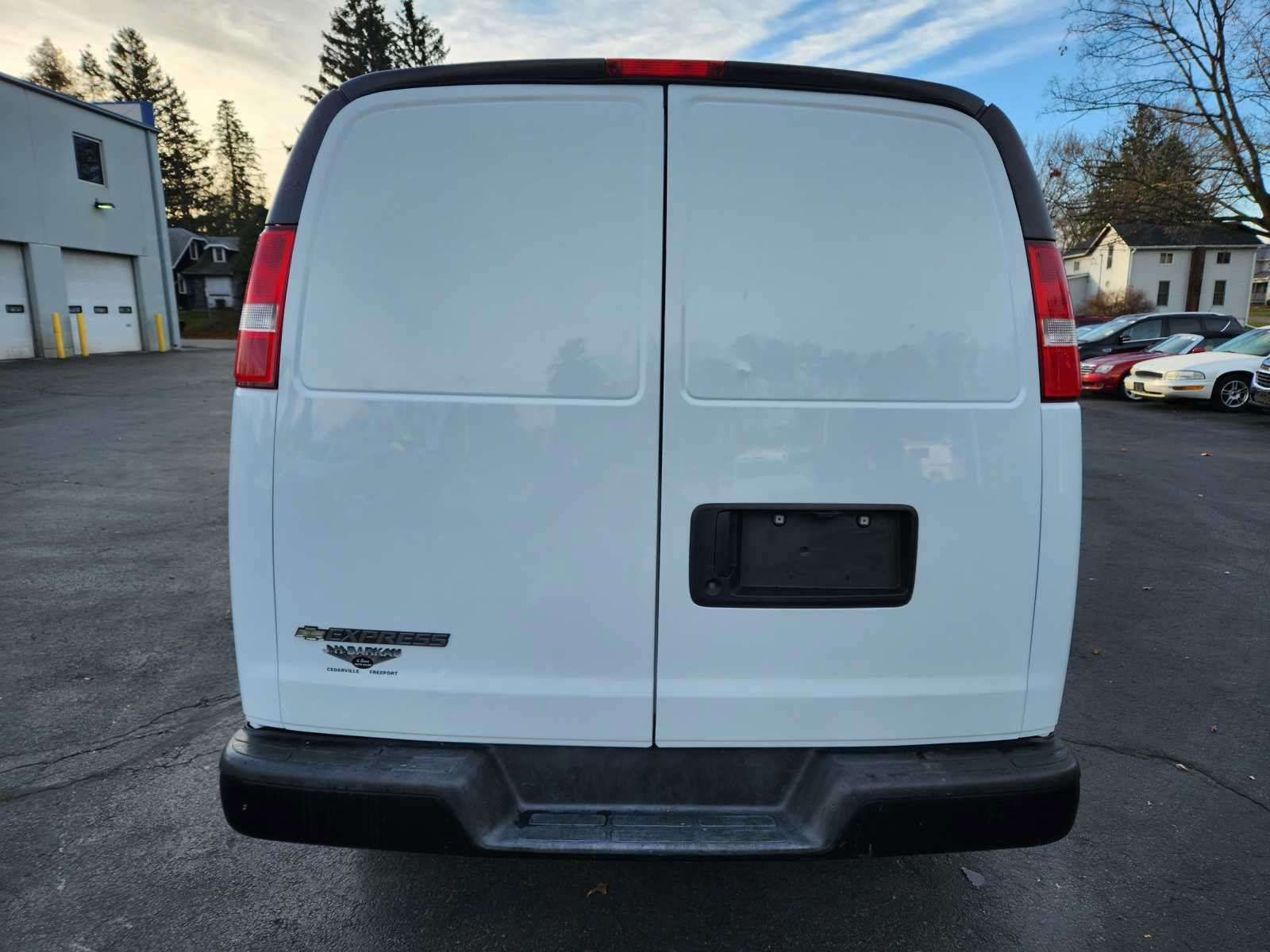 Used 2017 Chevrolet Express 2500 RWD image 4