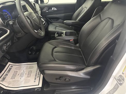 Used 2025 Chrysler Pacifica Select FWD image 29