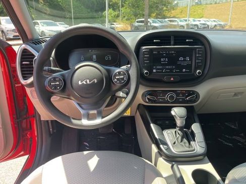 Used 2023 Kia Soul LX w/ LX Technology Package FWD image 17