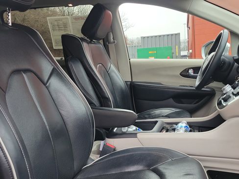 Used 2022 Chrysler Pacifica Limited w/ Uconnect Theater Family Group image 28