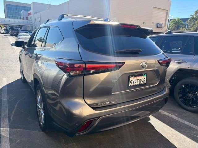 Certified 2026 Toyota Highlander Limited AWD/4WD image 8