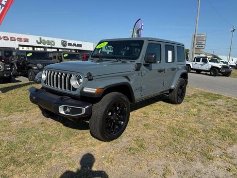 Used 2025 Jeep Wrangler Unlimited Sahara w/ Safety Group AWD/4WD image 3