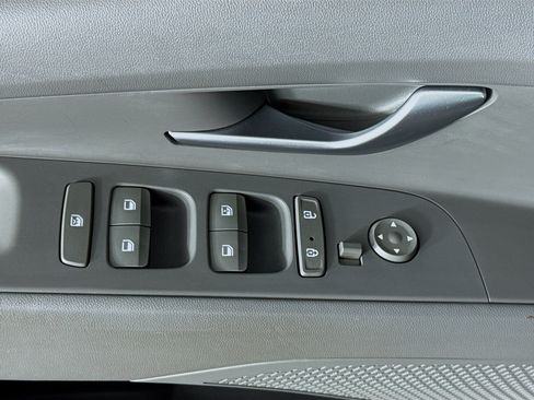 Used 2023 Hyundai Elantra SEL w/ Preferred Accessory Package FWD image 23