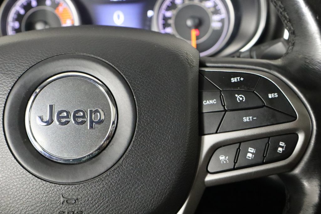 Used 2019 Jeep Cherokee Overland w/ Technology Group AWD/4WD image 10