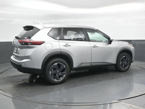 Used 2024 Nissan Rogue SV FWD image 3