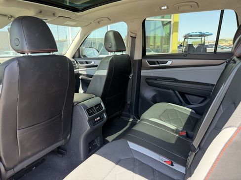 Used 2024 Volkswagen Atlas Peak Edition SEL AWD/4WD image 38