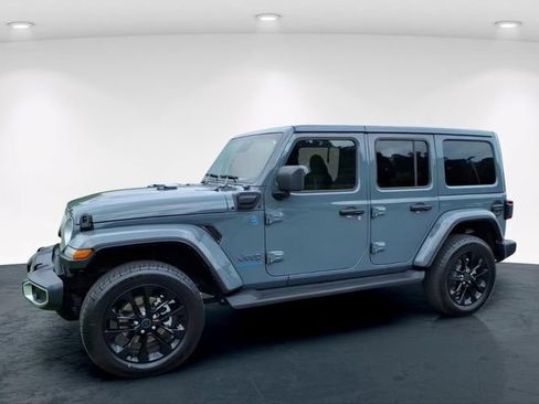 Used 2025 Jeep Wrangler Unlimited Sahara AWD/4WD image 3