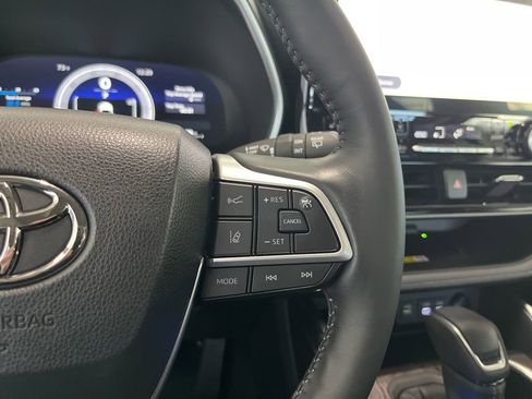 Used 2023 Toyota Highlander Limited AWD/4WD image 8