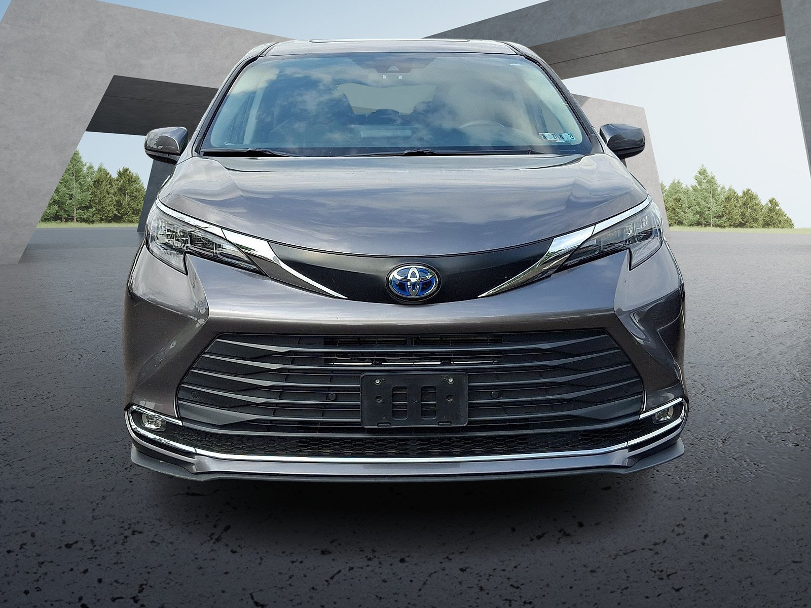 Used 2024 Toyota Sienna XLE FWD image 2