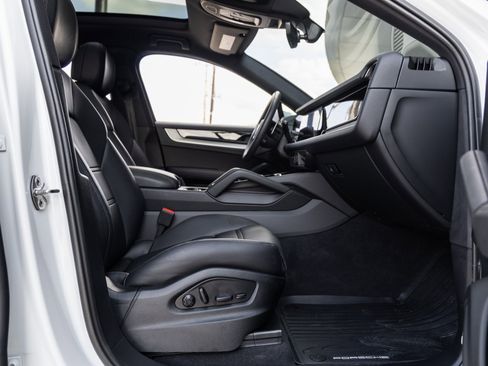 Used 2025 Porsche Cayenne Coupe image 41