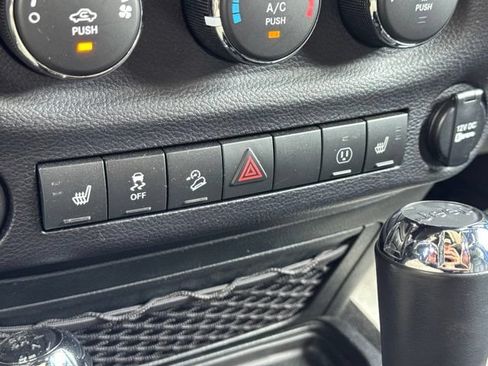 Used 2017 Jeep Wrangler Unlimited Rubicon AWD/4WD image 8