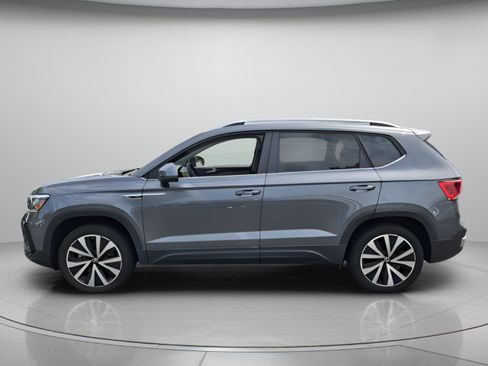 Used 2023 Volkswagen Taos SE w/ Panoramic Sunroof Package FWD image 2