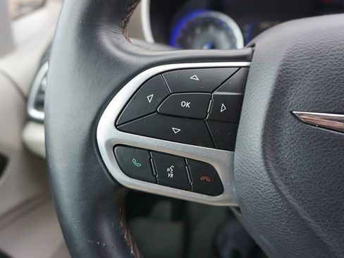 Used 2017 Chrysler Pacifica Touring-L w/ Tire & Wheel Group image 6