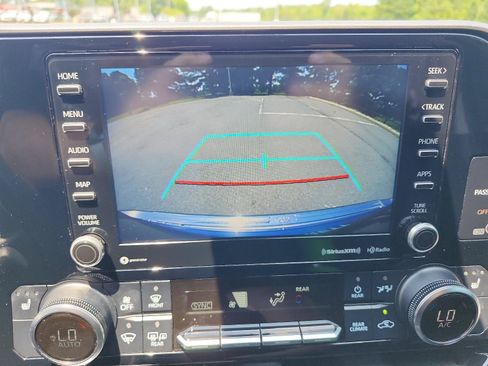 Used 2020 Toyota Highlander XLE AWD/4WD image 17
