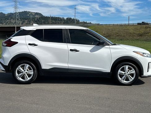 Used 2021 Nissan Kicks S image 2