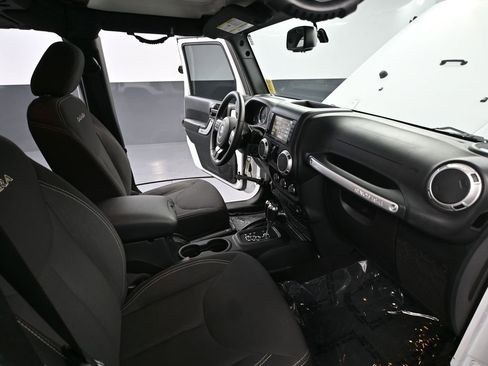 Used 2018 Jeep Wrangler Unlimited Sahara w/ Connectivity Group image 42