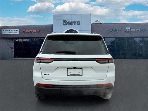 Used 2022 Jeep Grand Cherokee Altitude image 5