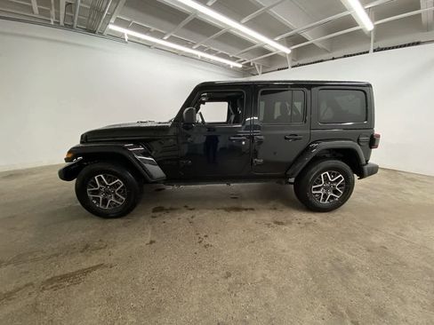 Used 2025 Jeep Wrangler Sahara image 3