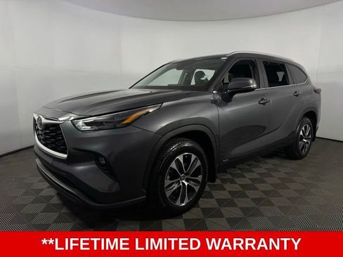 Used 2025 Toyota Highlander XLE image 3