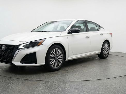 Used 2025 Nissan Altima 2.5 SV FWD image 3