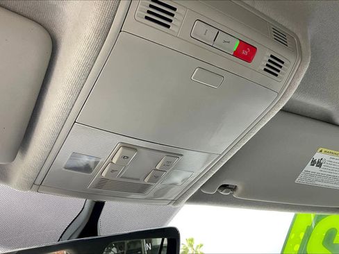 Used 2021 Volkswagen Tiguan SE image 34