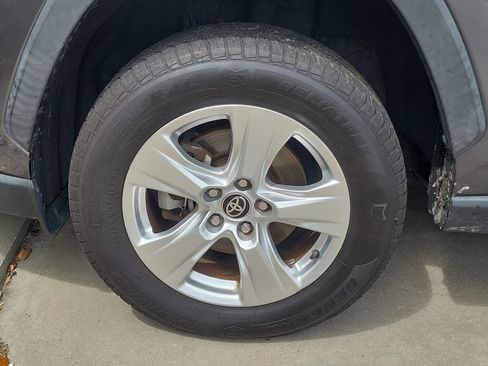 Used 2021 Toyota RAV4 XLE w/ Convenience Package image 10