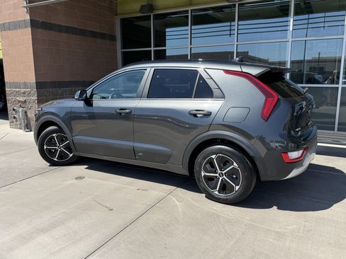 Used 2025 Kia Niro EX FWD image 5