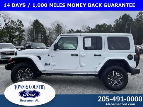 Used 2025 Jeep Wrangler Sahara image 6