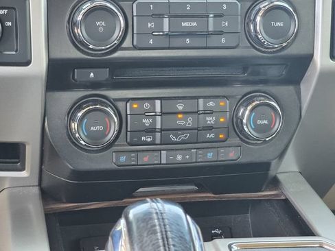 Used 2015 Ford F150 Lariat RWD image 22