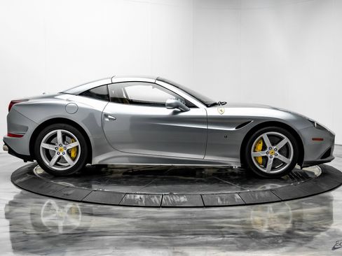 Used 2016 Ferrari California T image 21