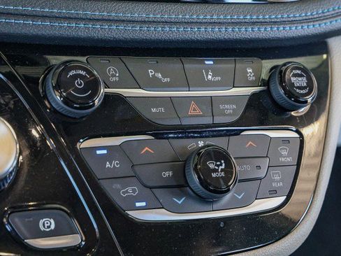 Used 2021 Chrysler Pacifica Touring-L FWD image 18