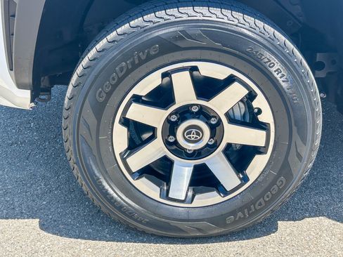 Used 2025 Toyota 4Runner SR5 AWD/4WD image 10