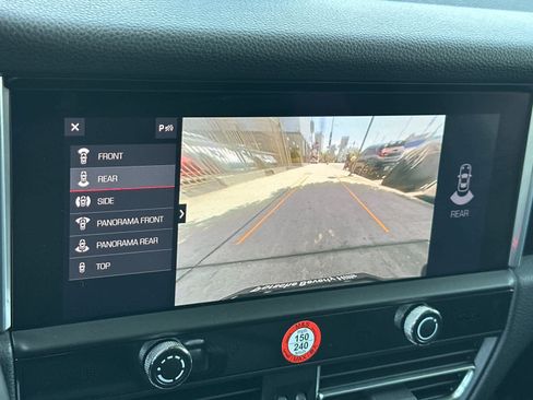 Certified 2025 Porsche Macan AWD/4WD image 22