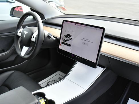 Used 2020 Tesla Model 3 Standard Range RWD image 39
