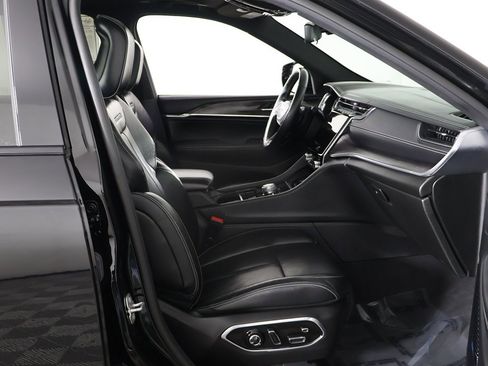 Used 2022 Jeep Grand Cherokee Overland w/ Luxury Tech Group IV image 31