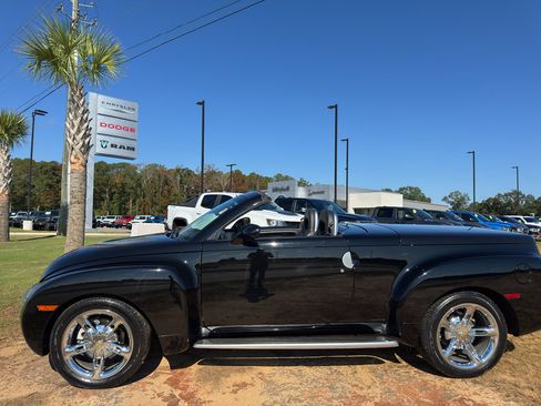 Used 2004 Chevrolet SSR w/ Preferred Equipment Group image 16