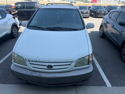 Used 2003 Toyota Sienna LE w/ Symphony Pkg FWD image 2
