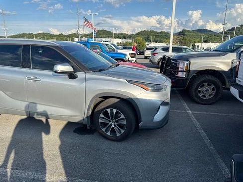 Used 2022 Toyota Highlander XLE AWD/4WD image 7
