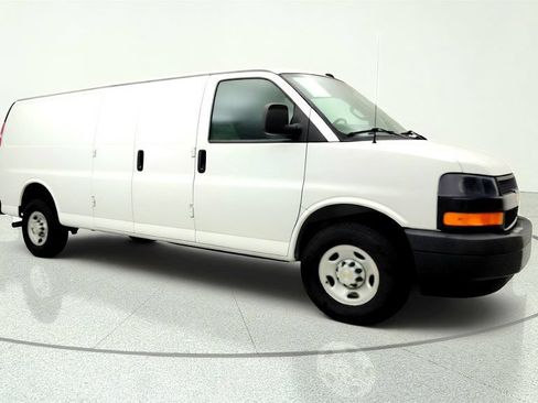 Used 2024 Chevrolet Express 3500 Extended RWD image 3