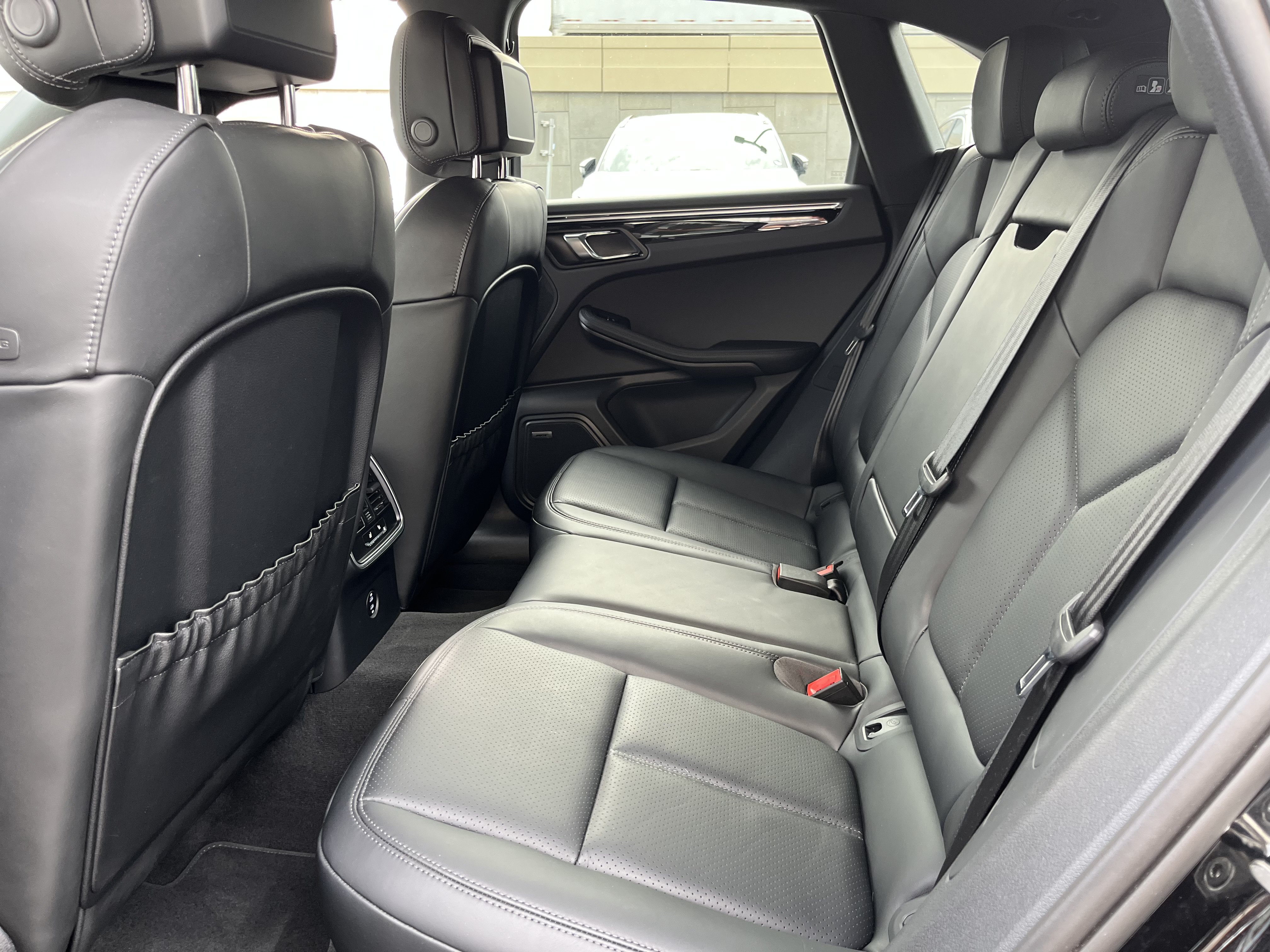 Used 2025 Porsche Macan AWD/4WD image 16