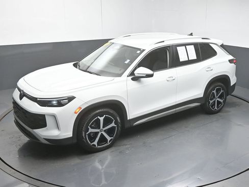 Certified 2025 Volkswagen Tiguan SE image 45